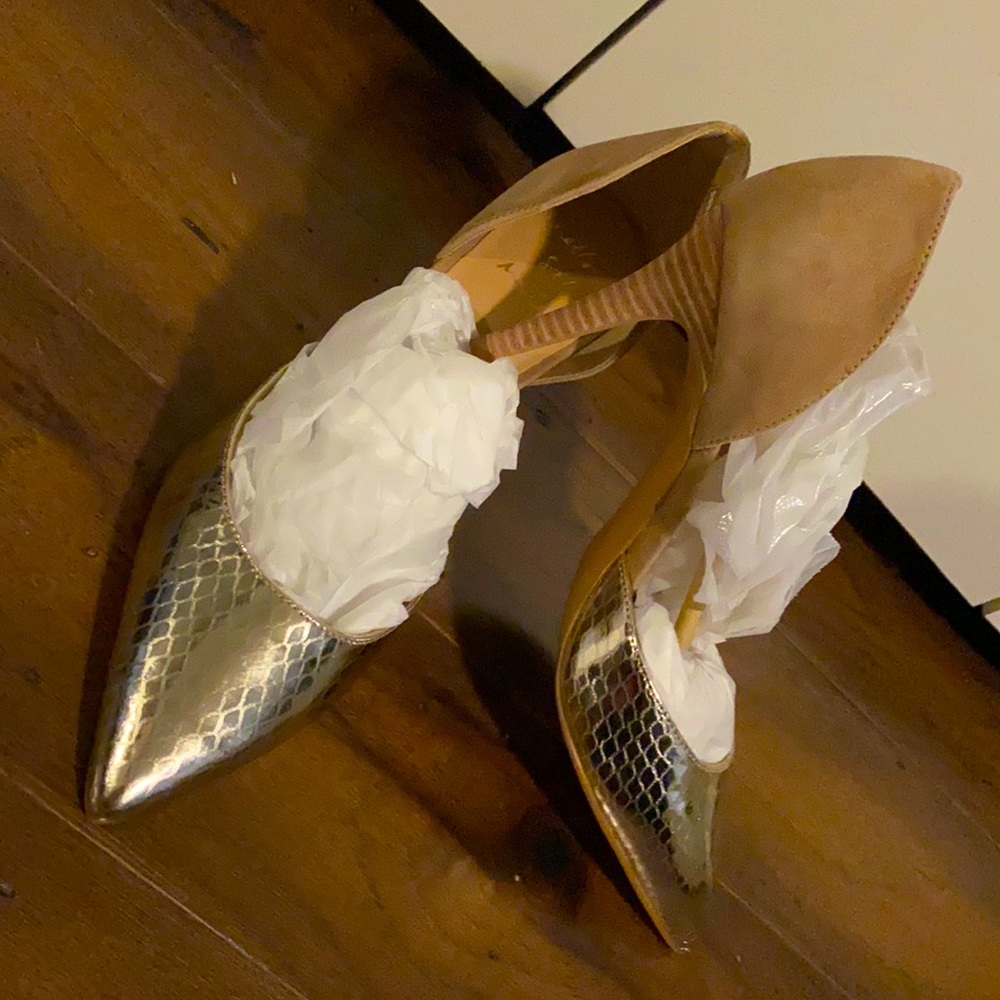 Classy tan & gold/snake pattern heels. Wedding potential!